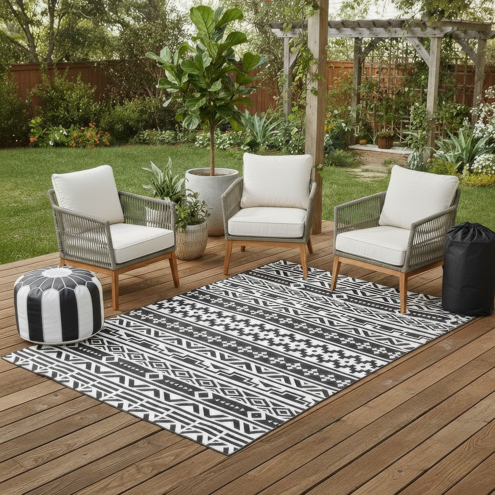 Mez 6x9 Medium Outdoor Rug | Black White Bohemian Geometric Pattern w Bag